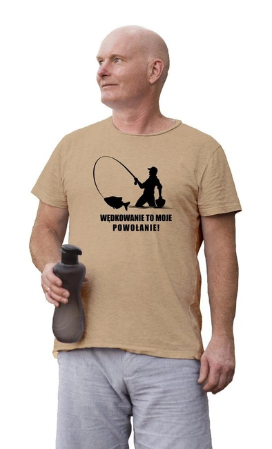 T-shirt męski dla wędkarza WĘDKOWANIE TO MOJE POWOŁANIE w kolorze piaskowym